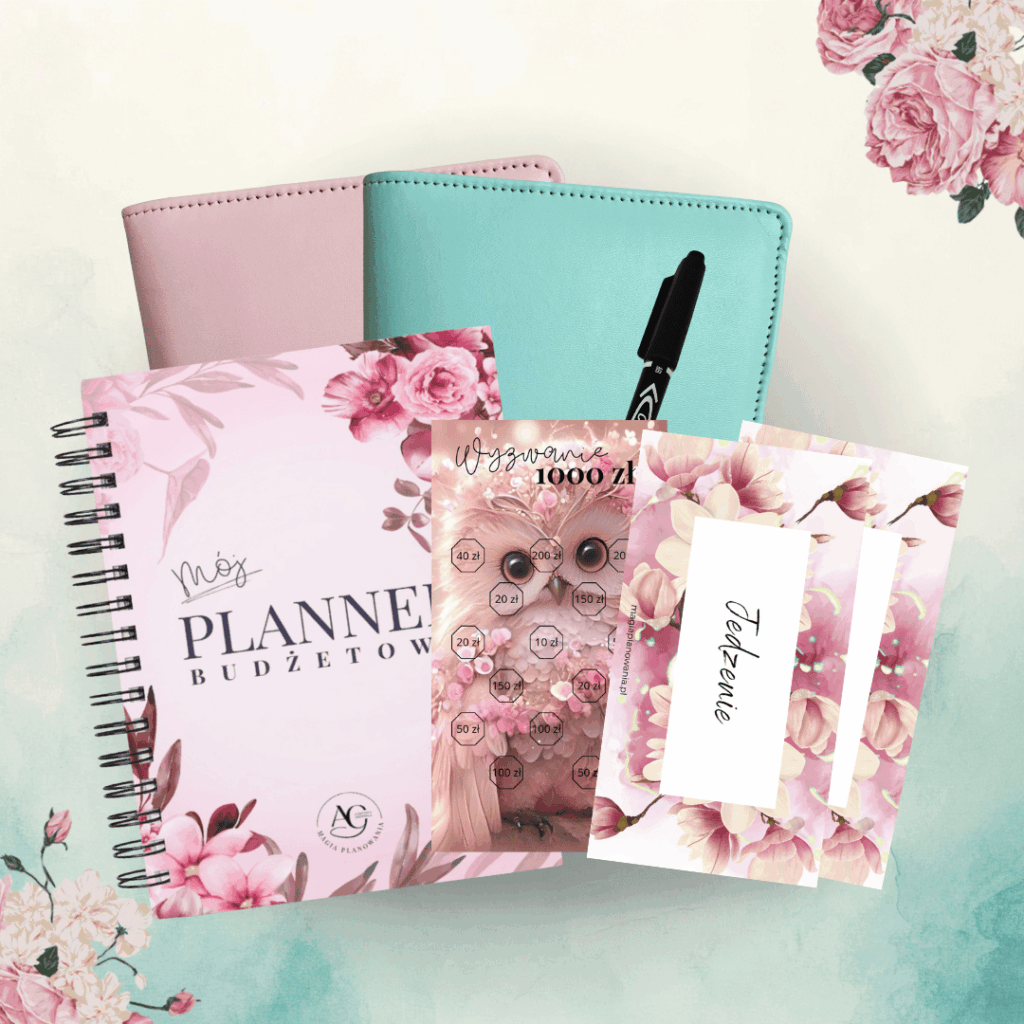 Zestaw starowy do zarządzania domowym budżetem (organizery, planer budżetowy, kategorie wydatków, wyzwanie, marker) na gradientowym biało-turkusowym tle. W prawym górnym rogu i lewym dolnym, różowe róże